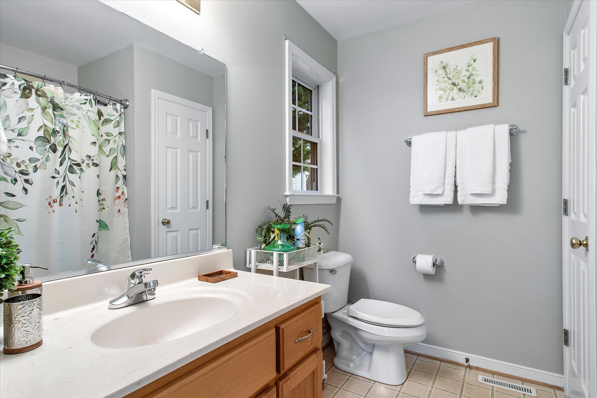 bathroom with gray walls