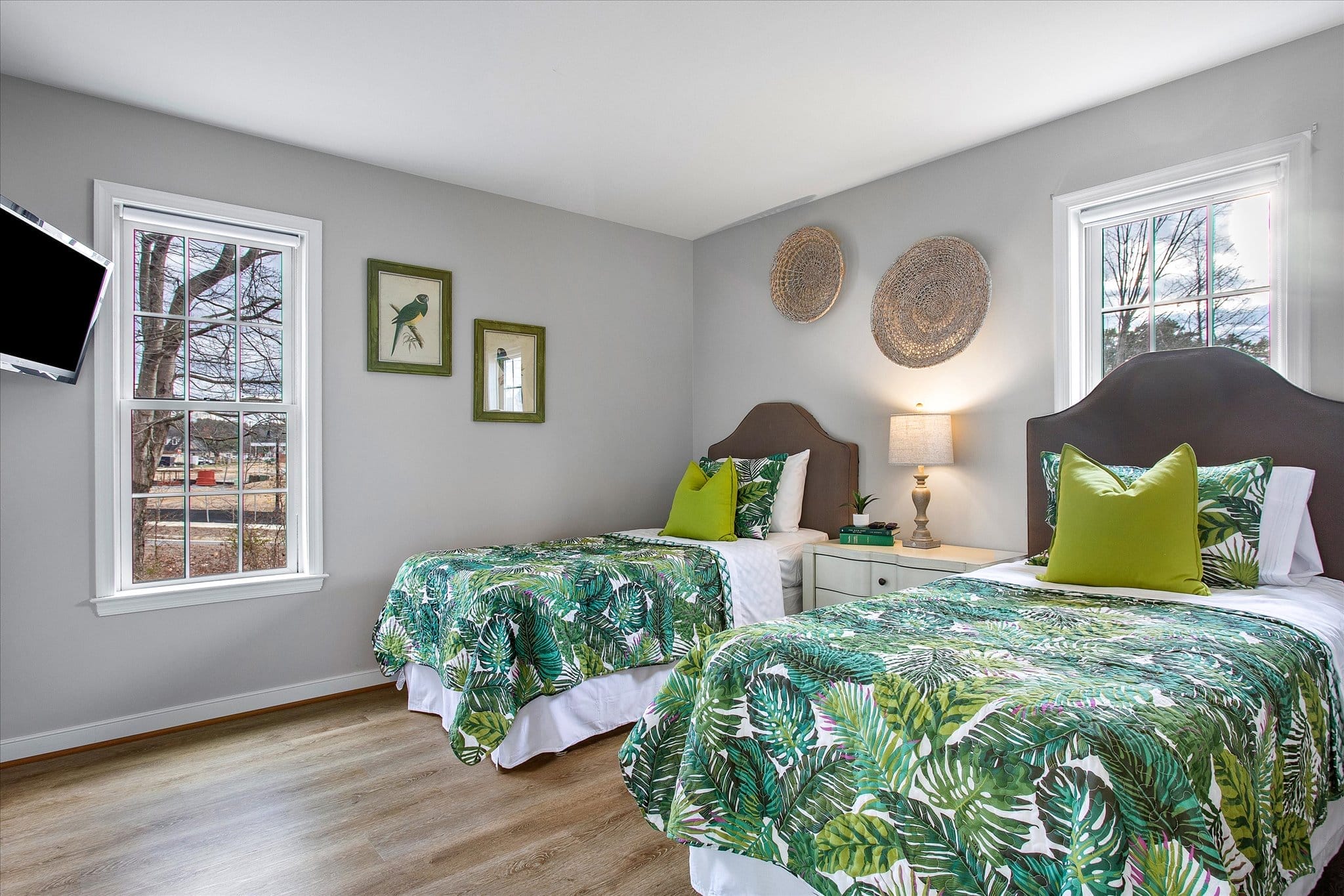 bedroom with twin beds